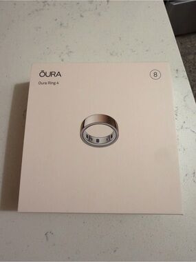 Ōura Ring 4 in Silver/Grey (Size 8)